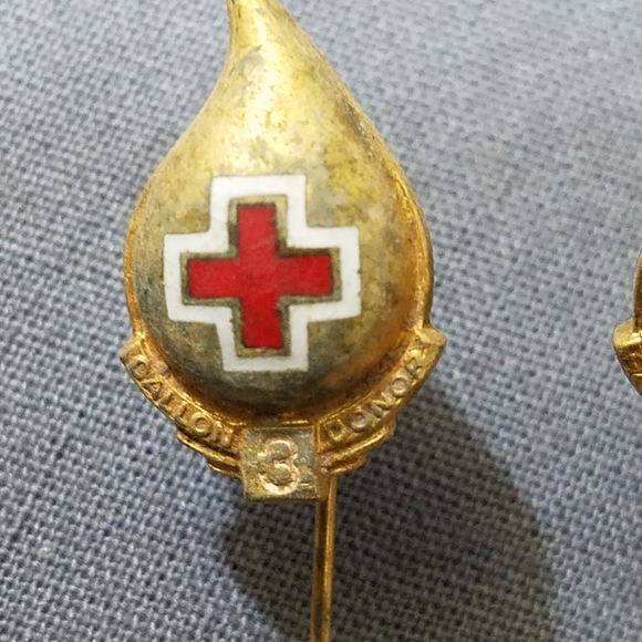 Vintage red cross donor pins lot of 3 - Picture 2 of 10